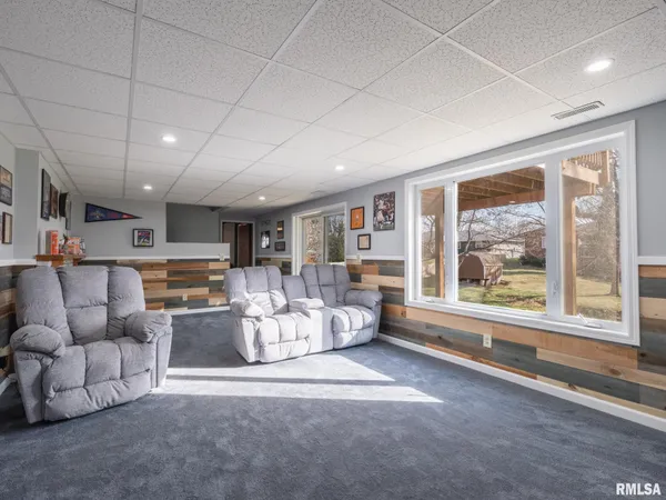 $249,900 | 1930 St Clair Drive, Pekin, IL 61554