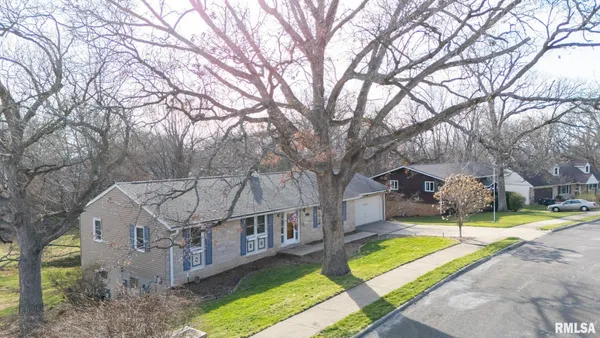 $249,900 | 1930 St Clair Drive, Pekin, IL 61554