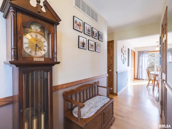 $249,900 | 1930 St Clair Drive, Pekin, IL 61554