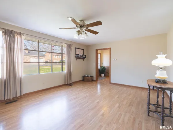 $249,900 | 1930 St Clair Drive, Pekin, IL 61554