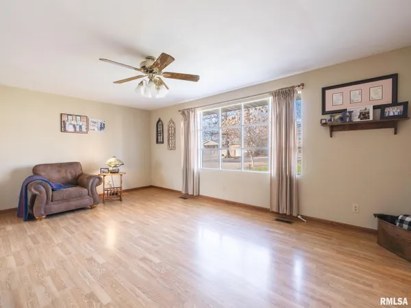 $249,900 | 1930 St Clair Drive, Pekin, IL 61554