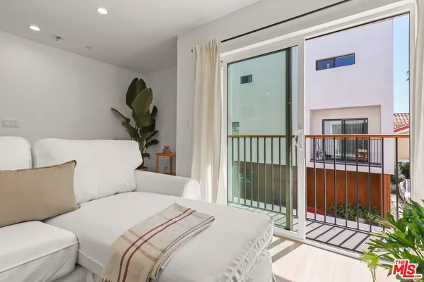 $4,599 | 843 North Mariposa Avenue, Unit 2, Los Angeles, CA 90029