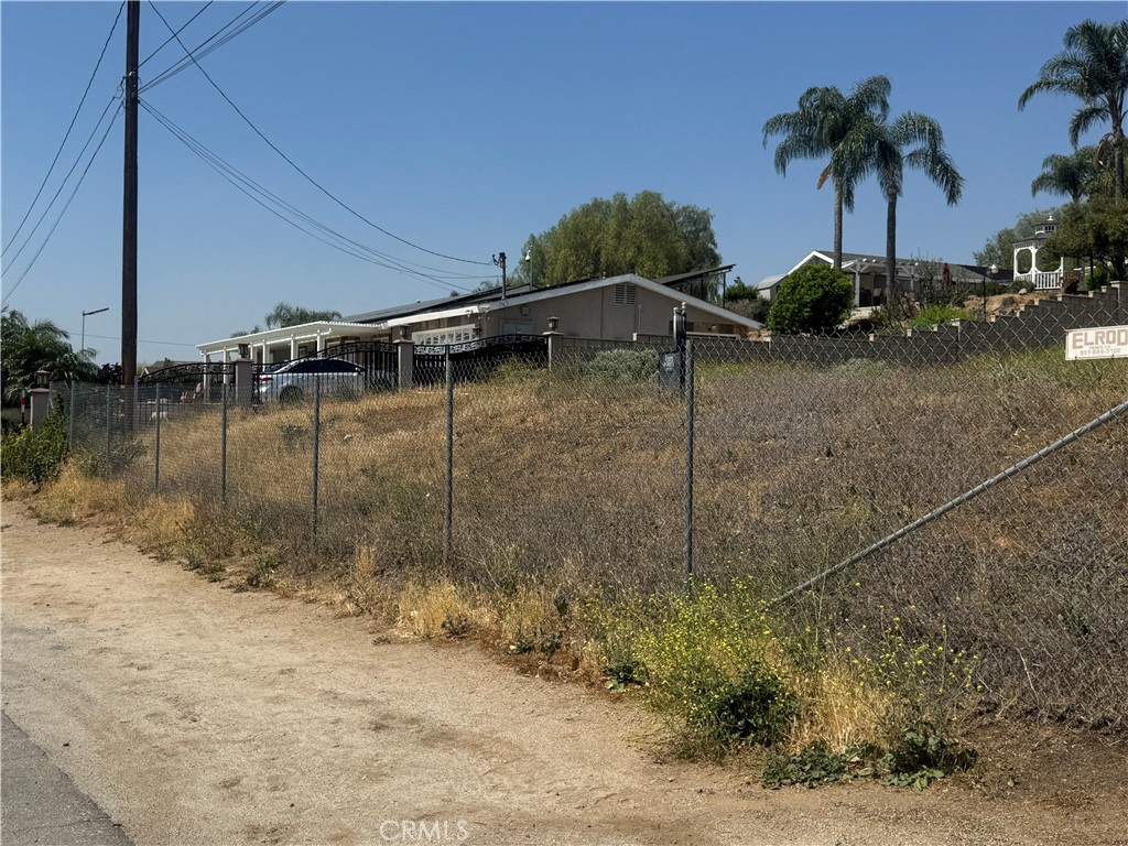3829 Scenic Drive Riverside, CA 92509 - Photo 2 of 8 a backyard of a house
