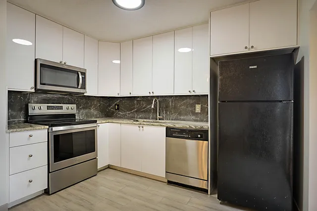 $2,400 | 253 Woodland Road, Palm Springs, FL 33461