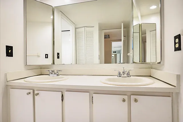 $2,400 | 253 Woodland Road, Palm Springs, FL 33461