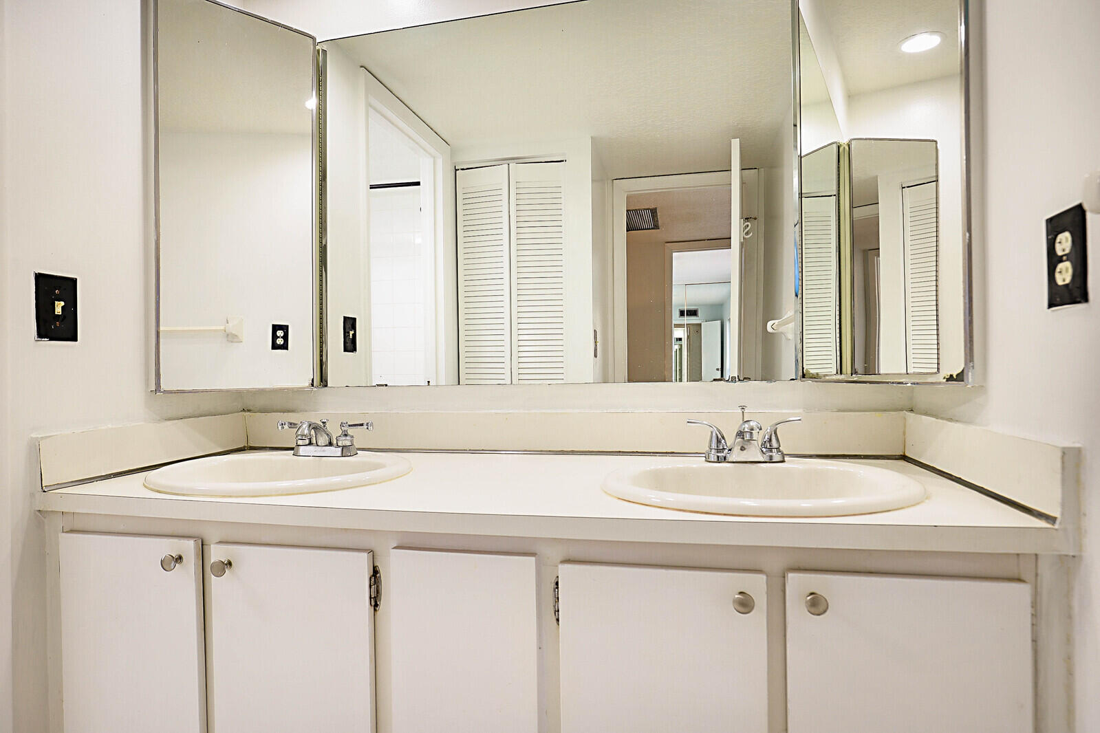 253 Woodland Road Palm Springs, FL 33461 - Photo 23 of 27 22_253_Woodland_Road22_mls