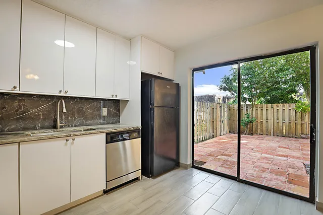 $2,400 | 253 Woodland Road, Palm Springs, FL 33461