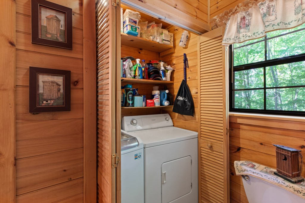 66 Fortenberry Road Young Harris, GA 30582 - Photo 19 of 55 a utility room with dryer and washer
