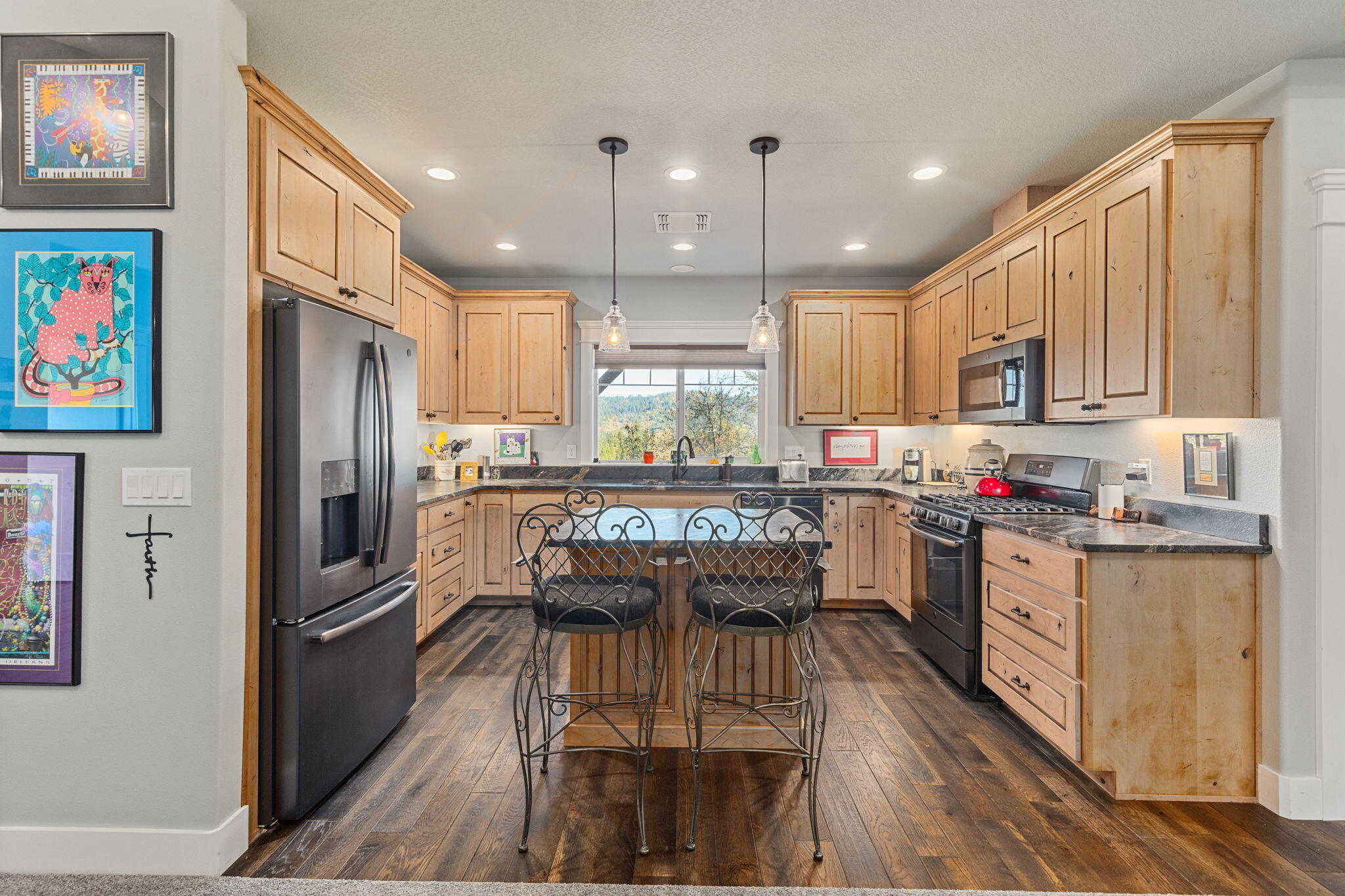 286 Rockinghorse Drive Grants Pass, OR 97527 - Photo 8 of 54 chefs granite kitchen, propane stove with island and breakfast bar
