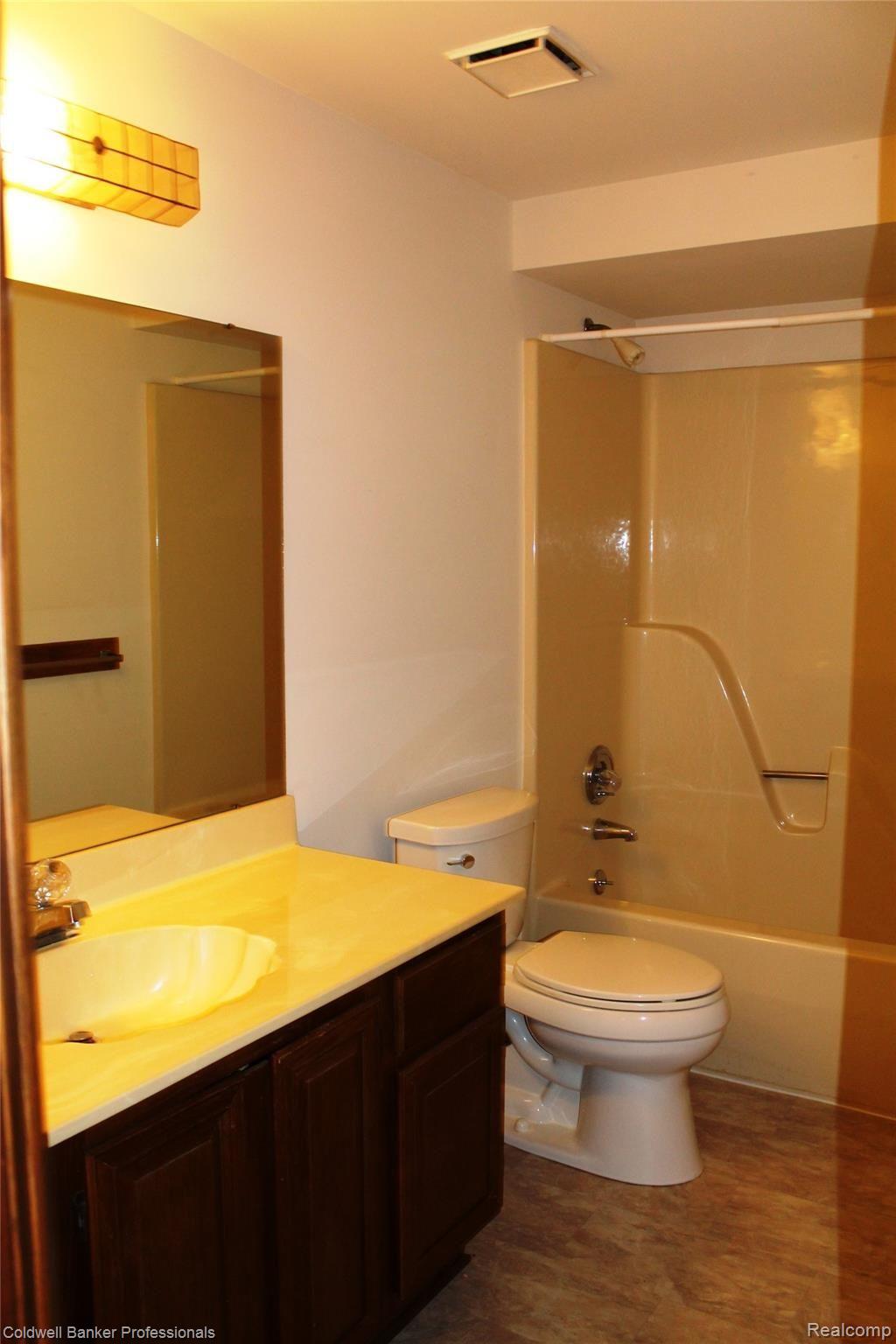 150 Woodstone Road, Unit 8 Waterford, MI 48327 - Photo 17 of 26 Full Upstairs Bath IMG_2484.JPG
