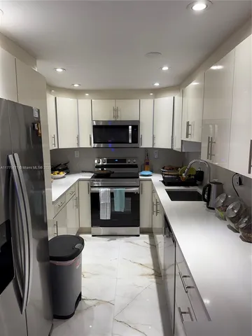 $720,000 | 5401 Collins Avenue, Unit 1016, Miami Beach, FL 33140