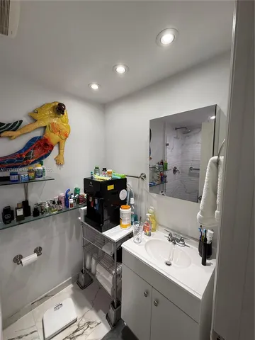 $720,000 | 5401 Collins Avenue, Unit 1016, Miami Beach, FL 33140