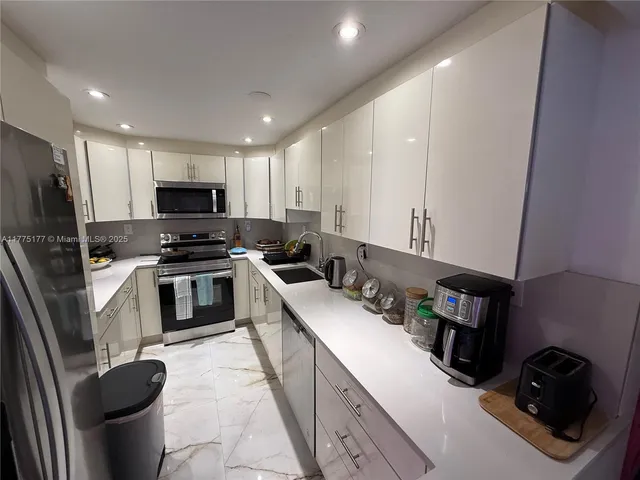 $720,000 | 5401 Collins Avenue, Unit 1016, Miami Beach, FL 33140