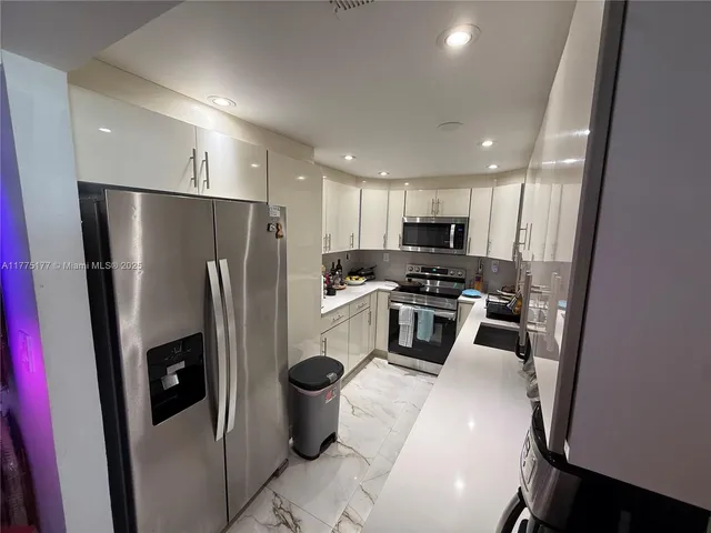 $720,000 | 5401 Collins Avenue, Unit 1016, Miami Beach, FL 33140