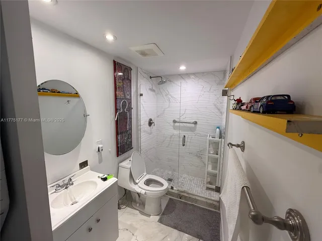 $720,000 | 5401 Collins Avenue, Unit 1016, Miami Beach, FL 33140