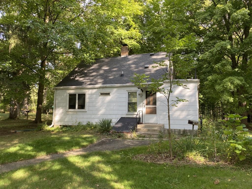 2871 West Forest Road Freeport, IL 61032 - Photo 11 of 68 a backyard of a house with table and chairs