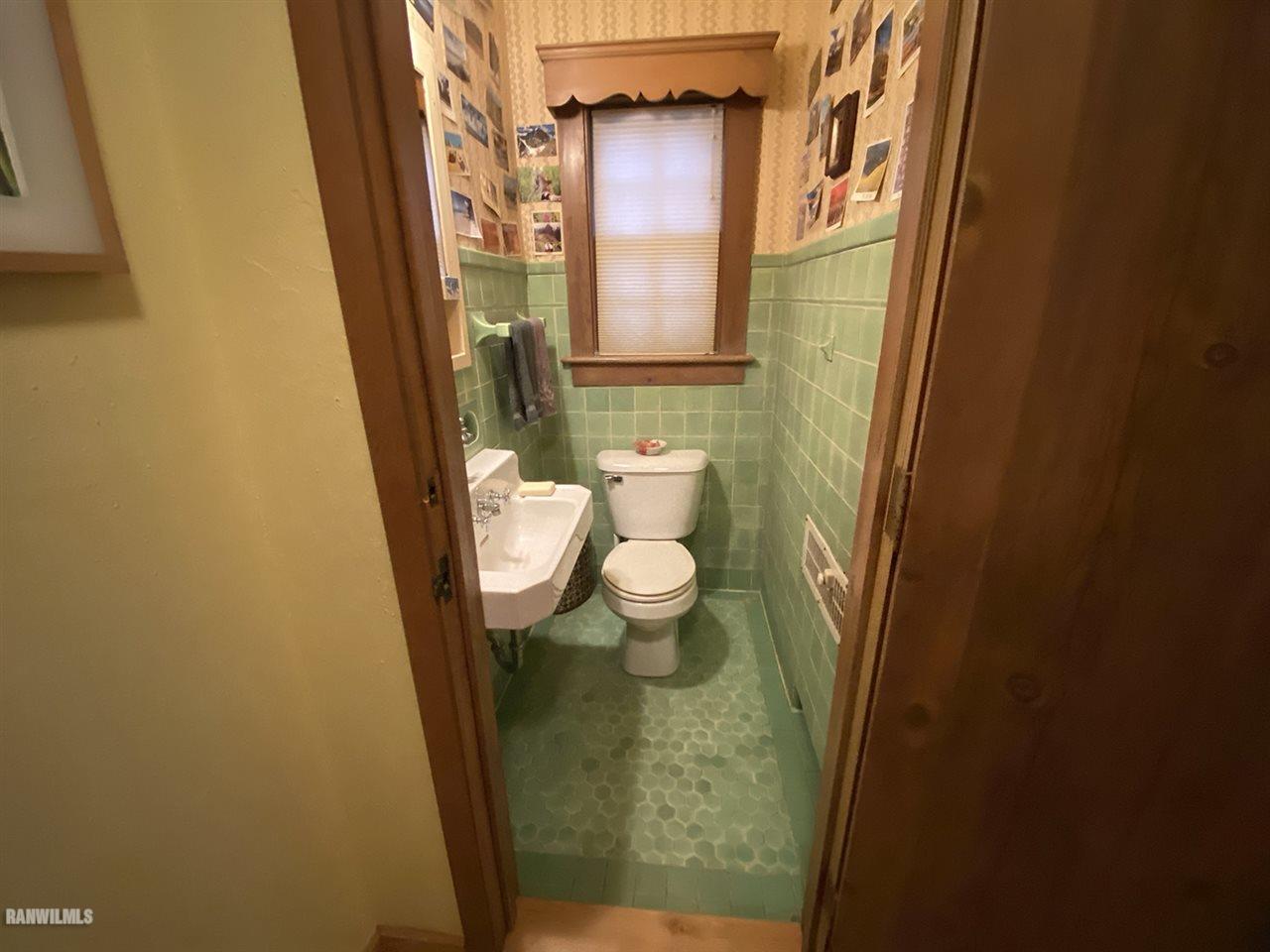 2871 West Forest Road Freeport, IL 61032 - Photo 39 of 68 a bathroom with a toilet and a shower