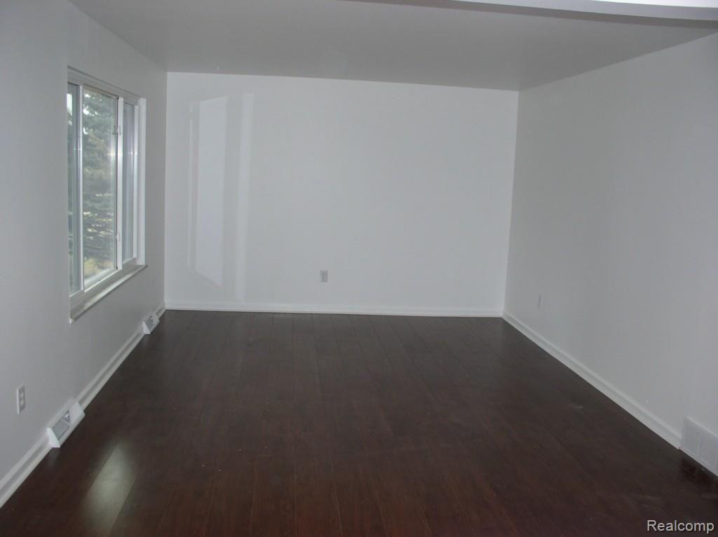 8486 Andersonville Road Clarkston, MI 48346 - Photo 5 of 17 Living Room