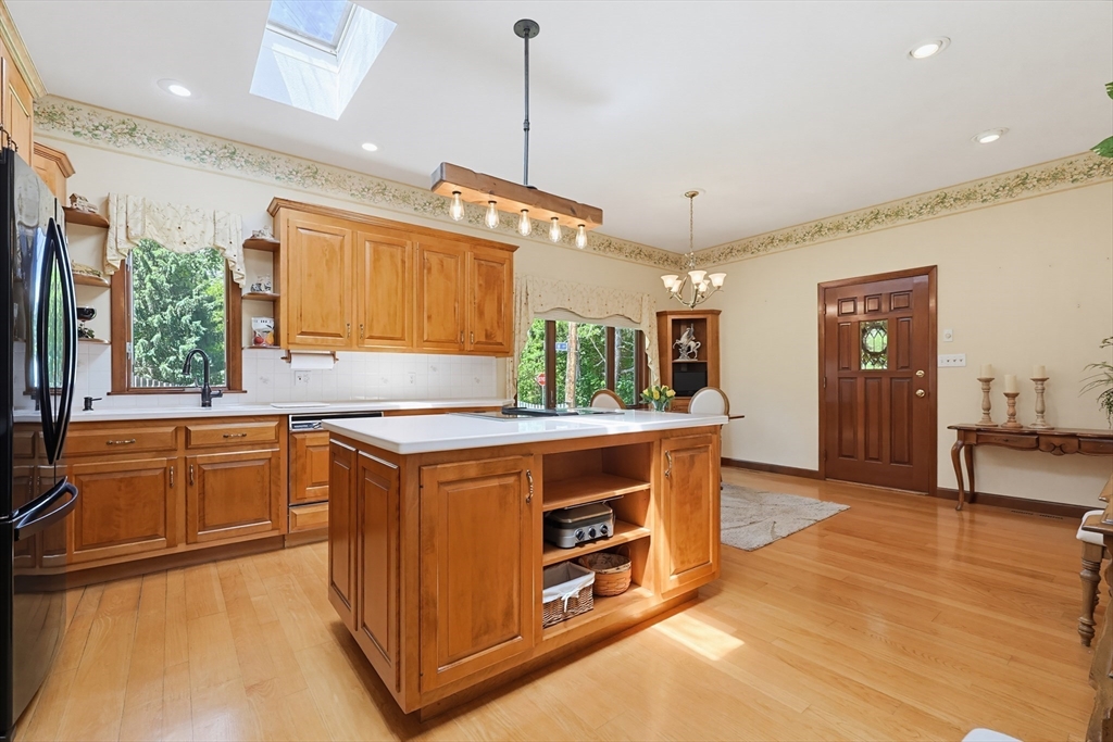665 South Street Walpole, MA 02081 - Photo 6 of 40