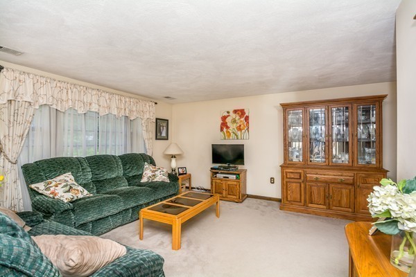 640 Salem Road Dracut, MA 01826 - Photo 4 of 27