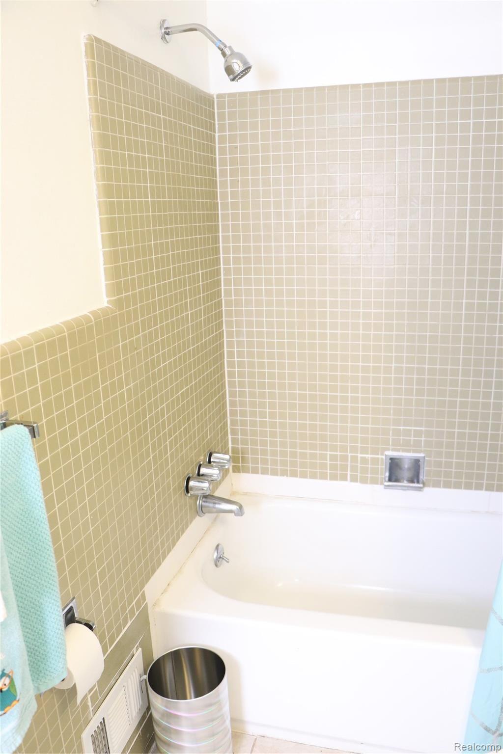 25541 Lahser Road, Unit A11 Southfield, MI 48033 - Photo 15 of 23 IMG_1973.JPG