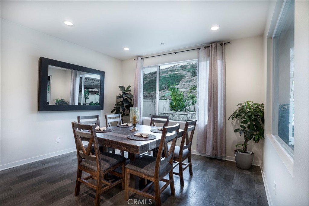 28604 Foothill Way Saugus, CA 91350 - Photo 20 of 32