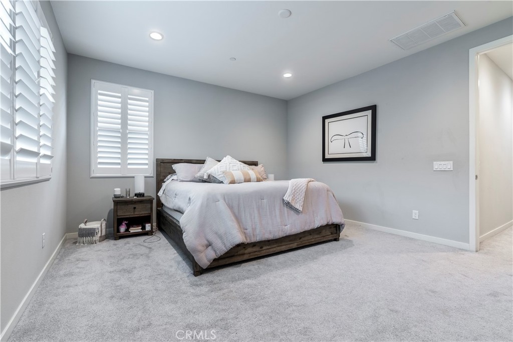 28604 Foothill Way Saugus, CA 91350 - Photo 27 of 32 Primary Bedroom