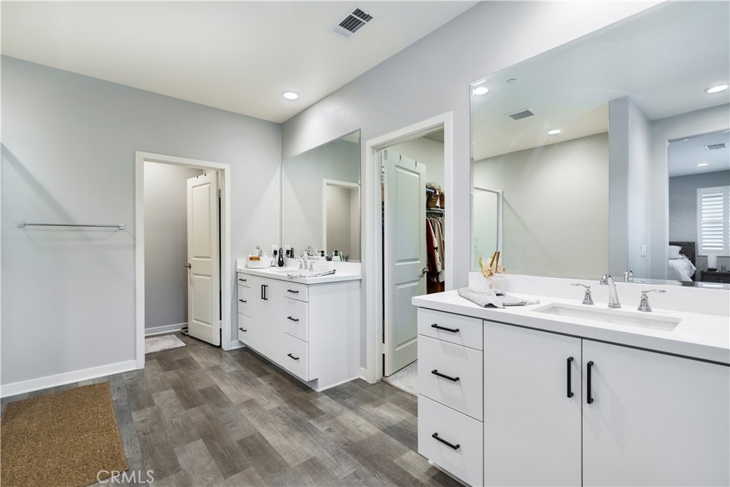 28604 Foothill Way Saugus, CA 91350 - Photo 29 of 32 Primary Bath