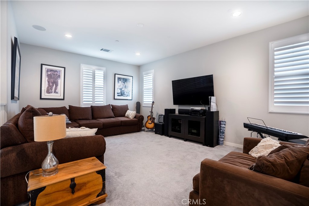 28604 Foothill Way Saugus, CA 91350 - Photo 31 of 32 Loft