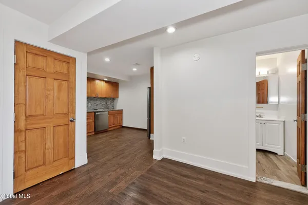 $2,000 | 33-35 3rd Street, Unit 4, Waterford, NY 12188