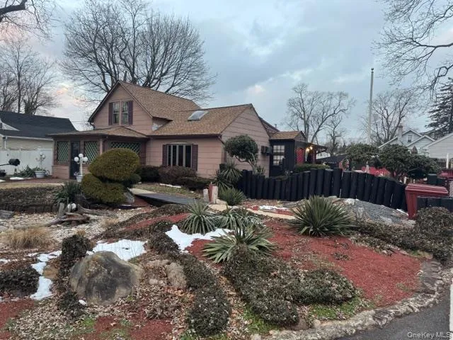 $399,999 | 11 Hatcher Court, Amityville, NY 11701