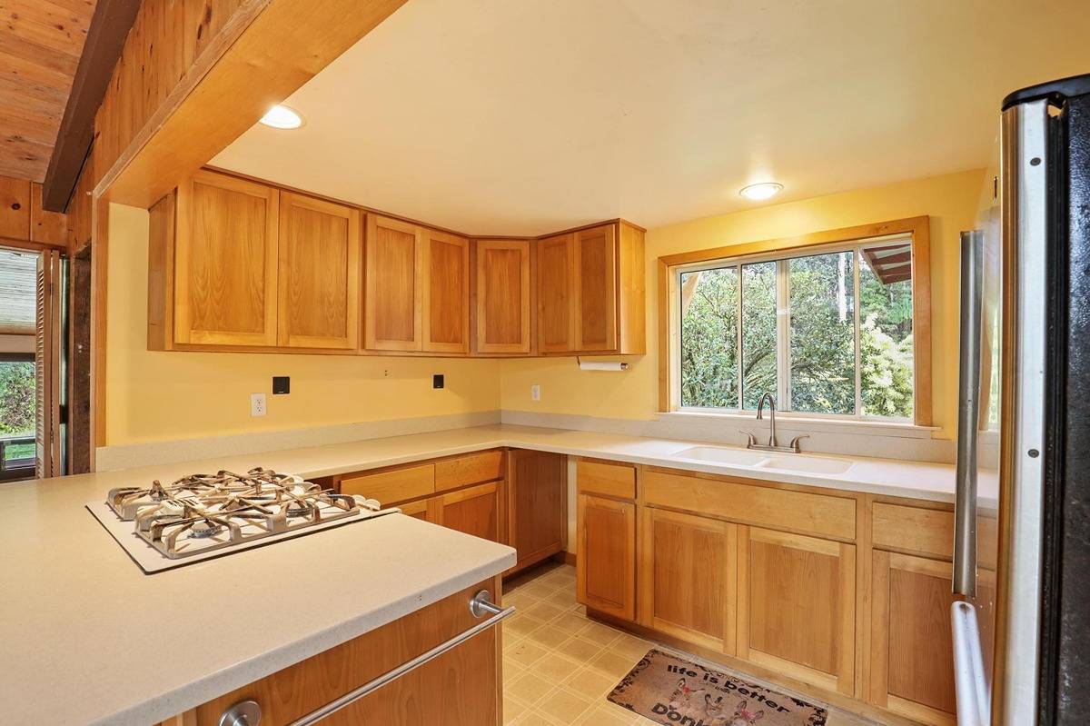 16-1585 Hopue Road, Unit 2 Mountain View, HI 96771 - Photo 9 of 29 a kitchen that has a sink and a stove
