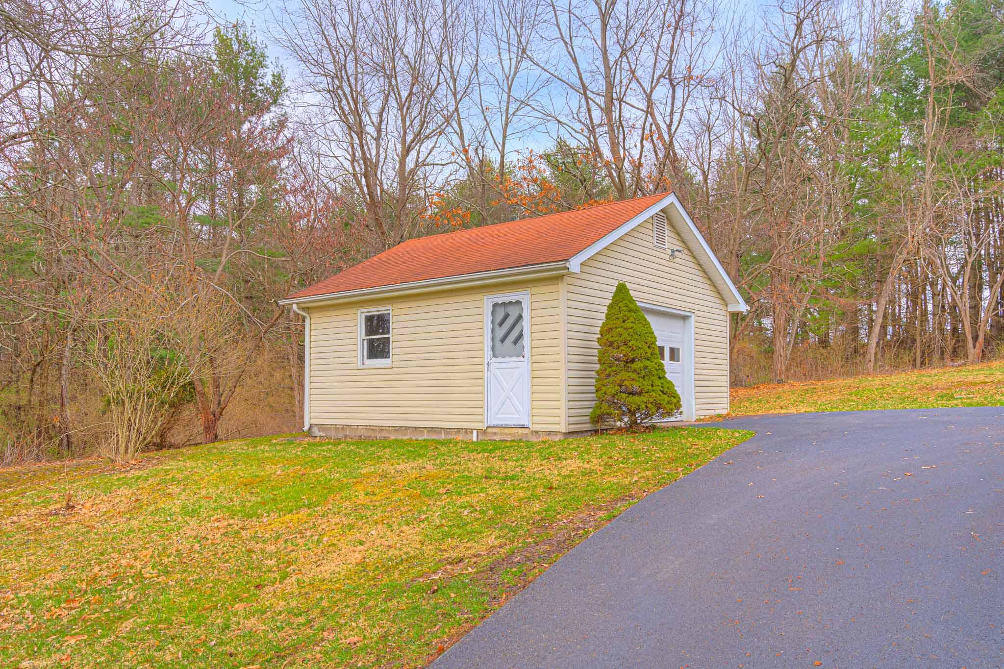 6701 Camelot Road Radford, VA 24141 - Photo 46 of 61 6701_CamelotRd_Web-45
