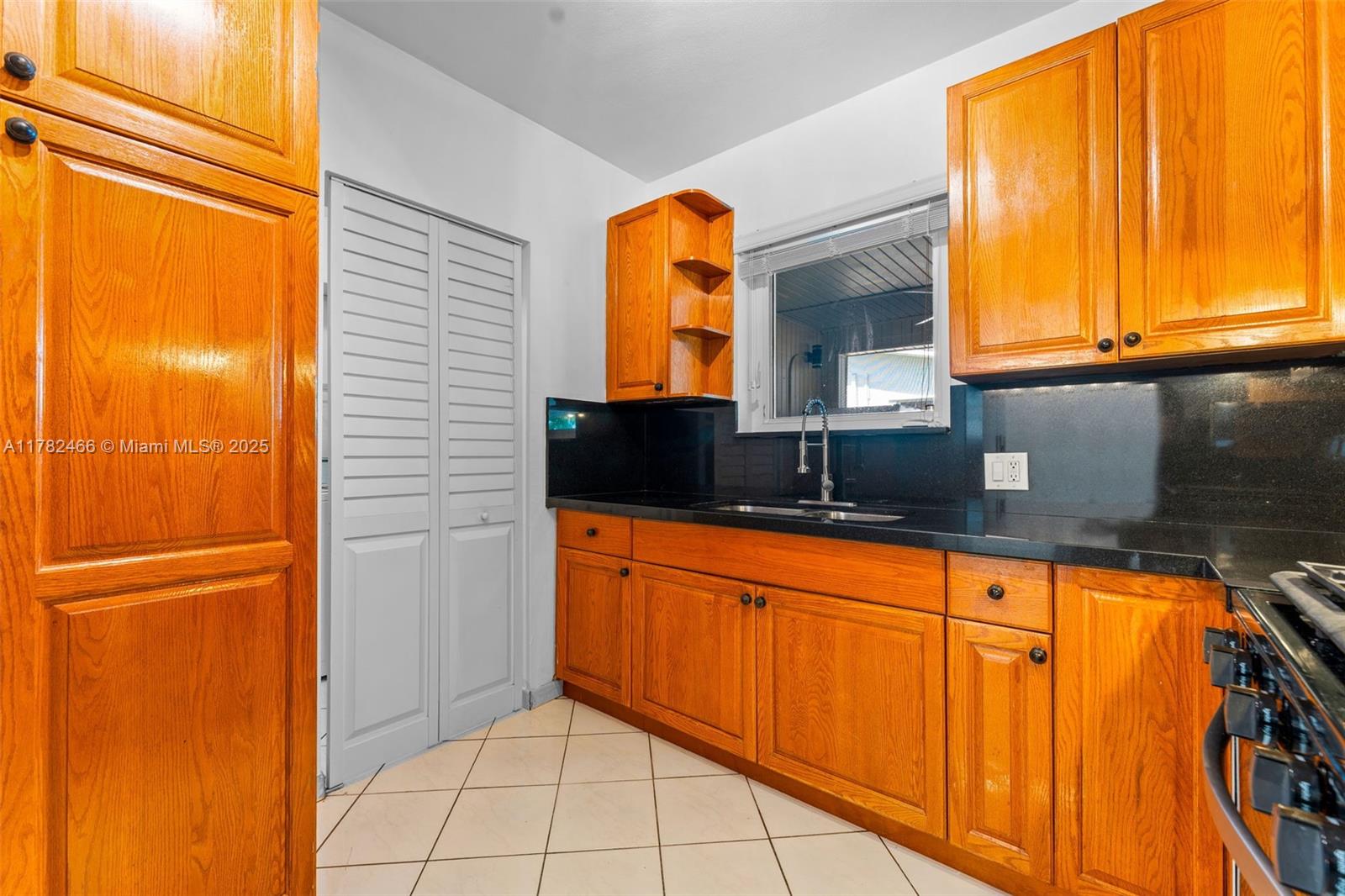 729 West 50th Place Hialeah, FL 33012 - Photo 10 of 45