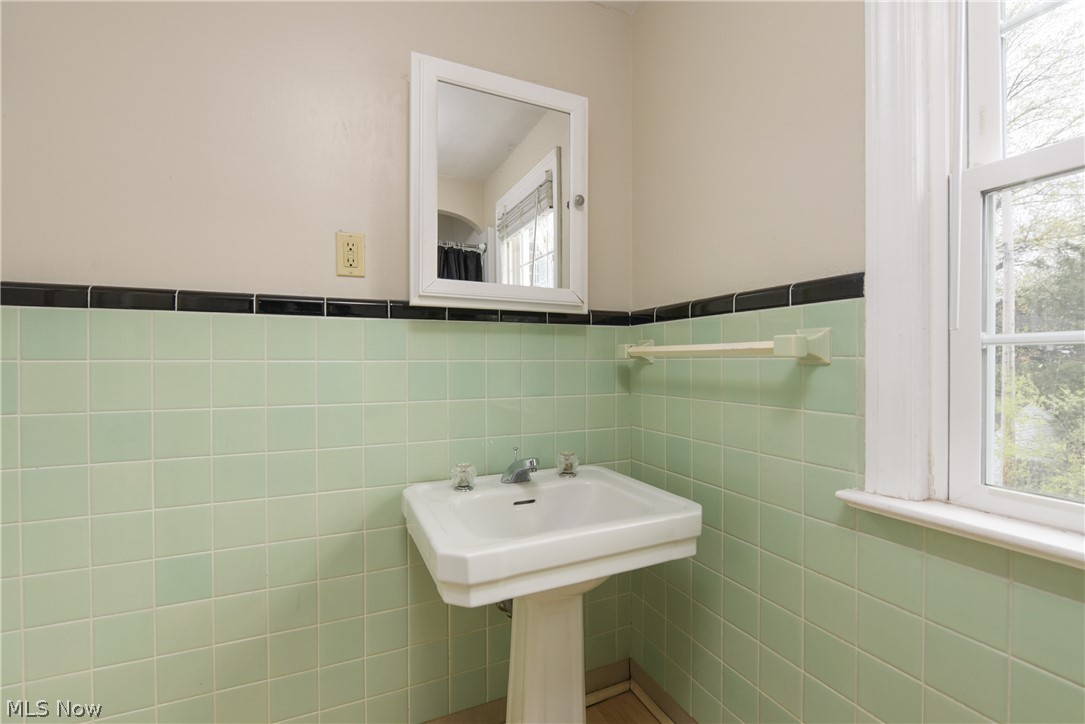 1148 Pennfield Road Cleveland, OH 44121 - Photo 26 of 32