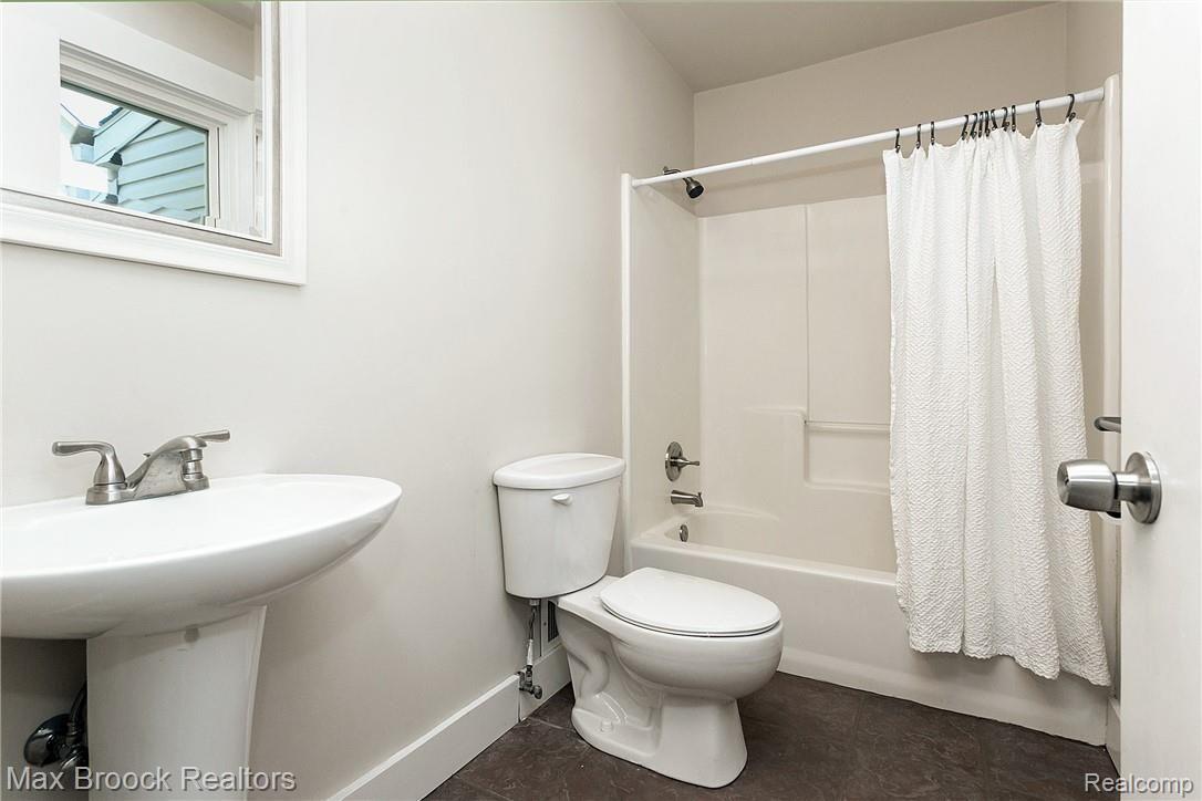 516 Ludlow Avenue Rochester, MI 48307 - Photo 13 of 37 Main Floor Full Bath