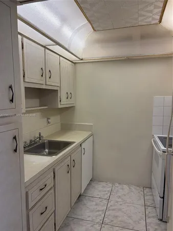 $1,450 | 16215 Northeast 18th Court, Unit 212, North Miami Beach, FL 33162
