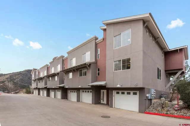 a view of residential houses with street