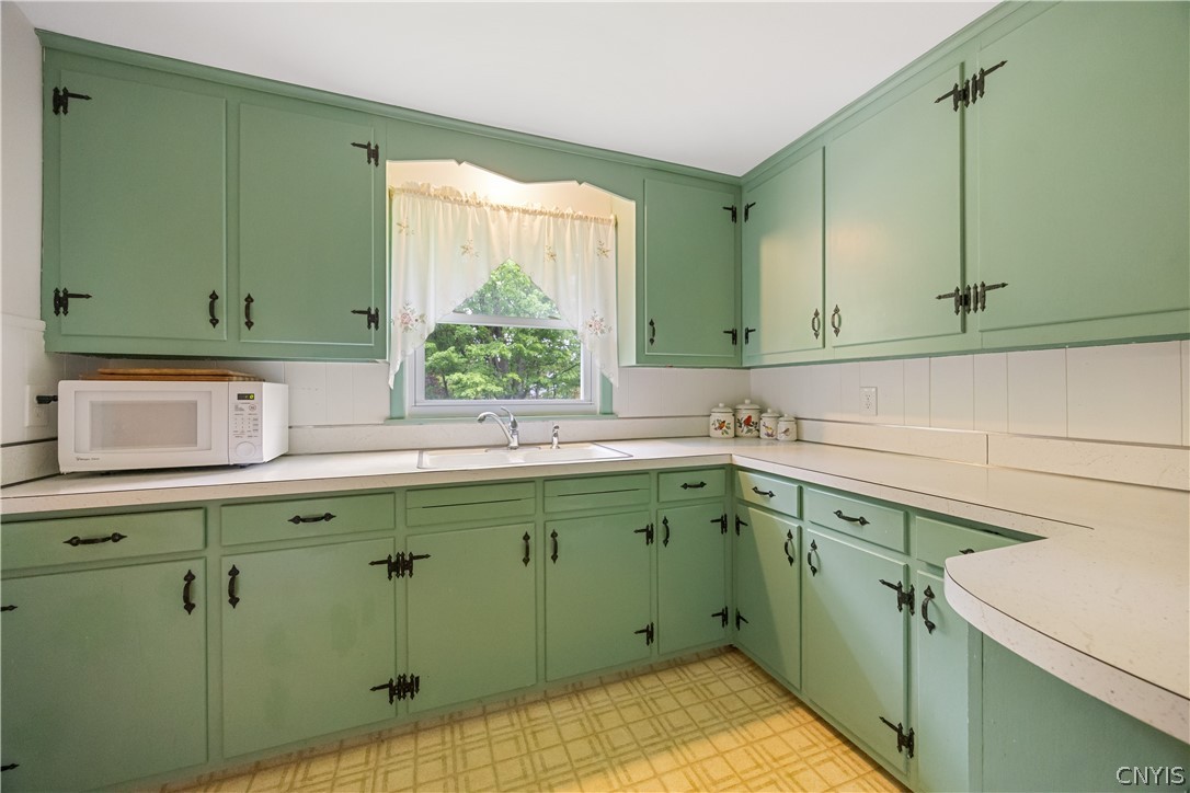208 Harding Place Syracuse, NY 13205 - Photo 8 of 30