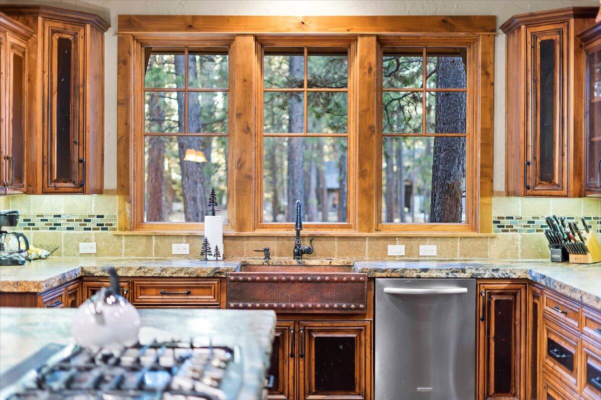 56184 Sable Rock Loop Bend, OR 97707 - Photo 19 of 72 Solid wood trimmed windows