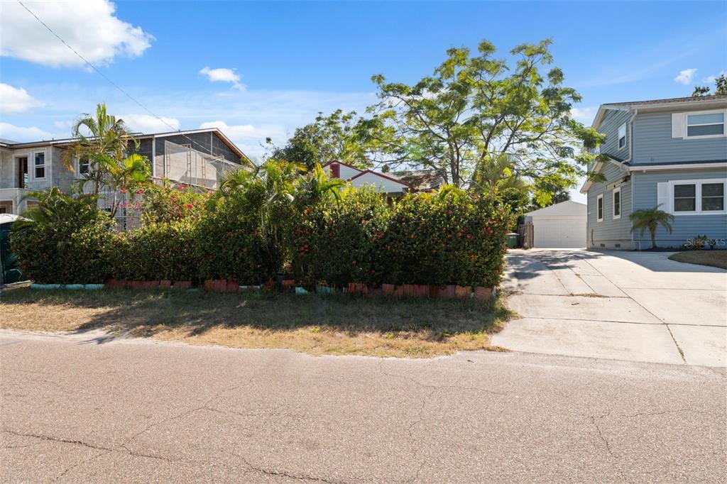a view of backyard of the house