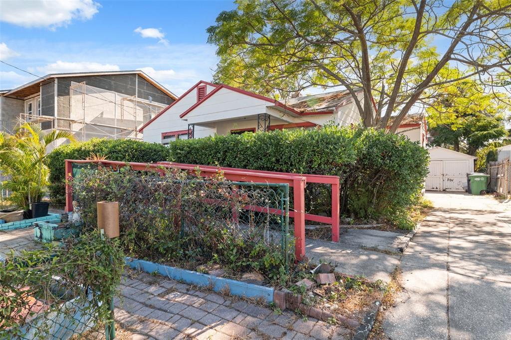 1916 West Grace Street Tampa, FL 33607 - Photo 3 of 26 a front view of a house with garden