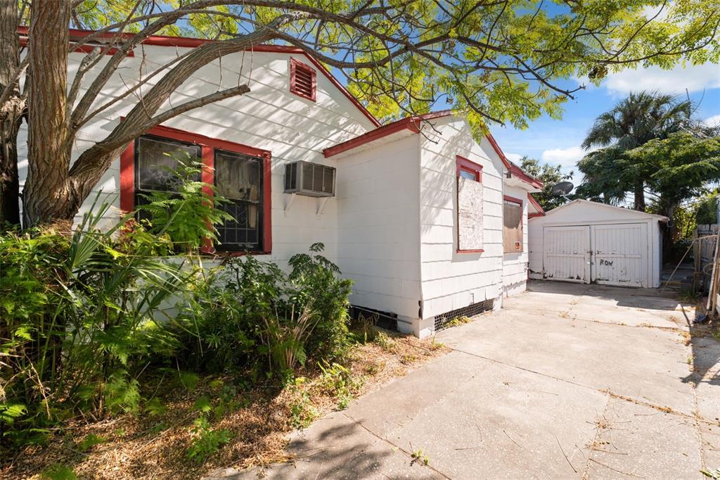 1916 West Grace Street Tampa, FL 33607 - Photo 9 of 26 a house with a tree in front of it