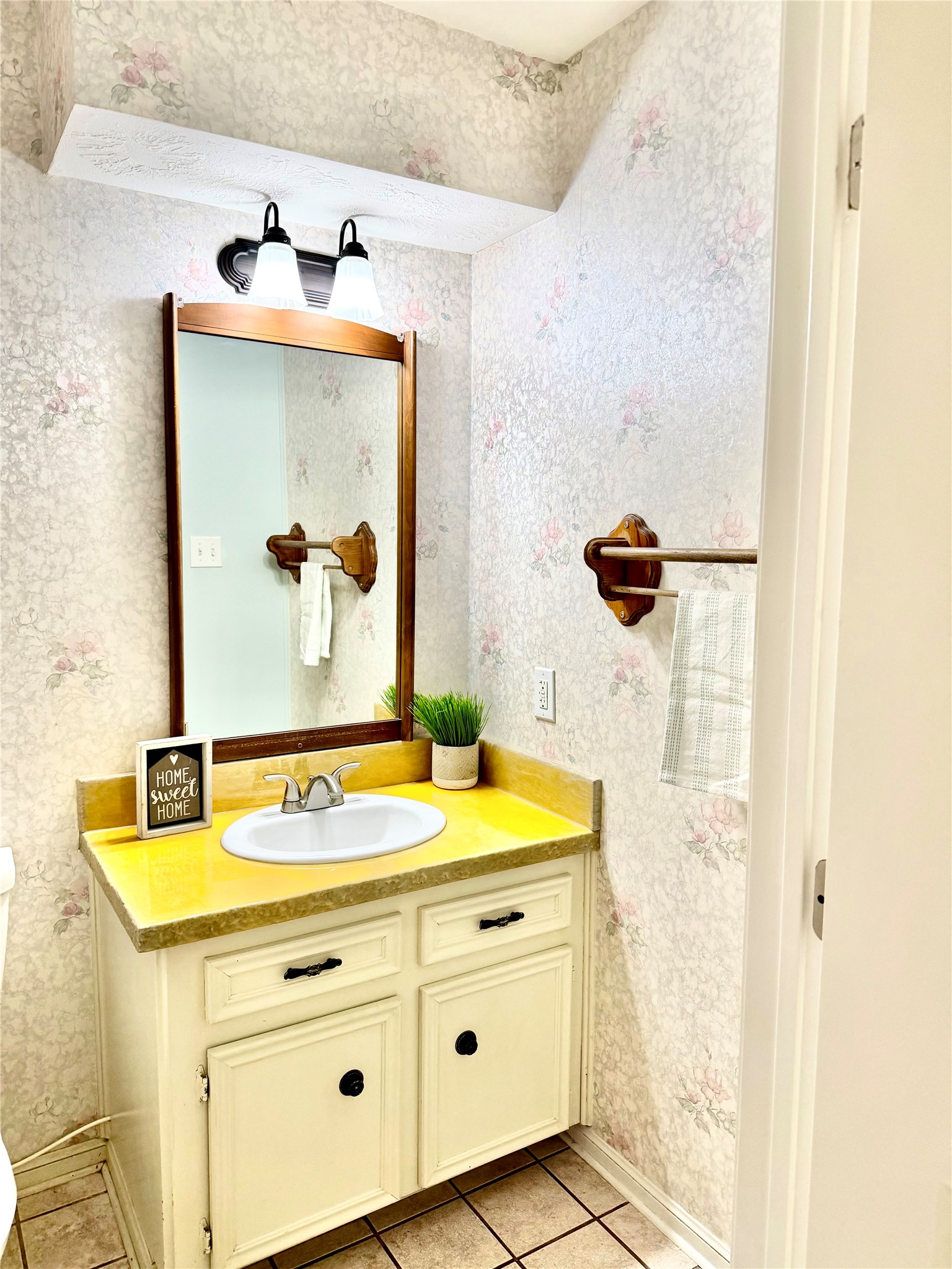 25507 Yellow Pine Circle Spring, TX 77380 - Photo 9 of 12 Entryway half bath
ADA compliant