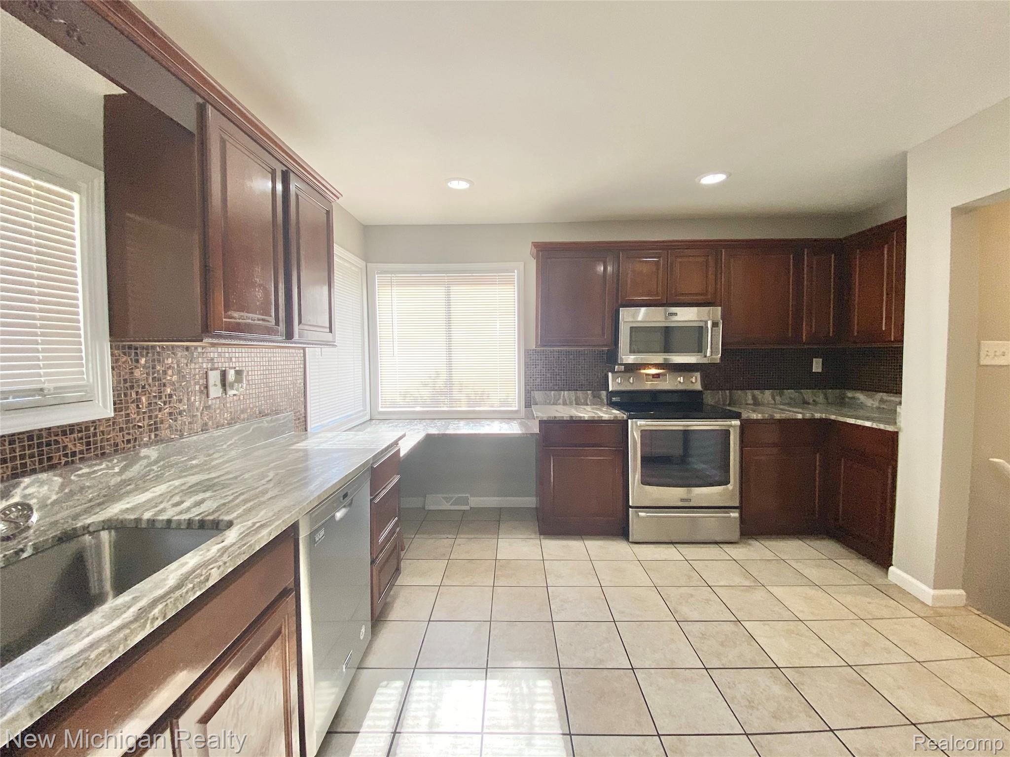 5521 Calkins Road Flint, MI 48532 - Photo 4 of 38 5B99F929-1F13-4DC0-BFD6-4782FB8A1542.jpeg