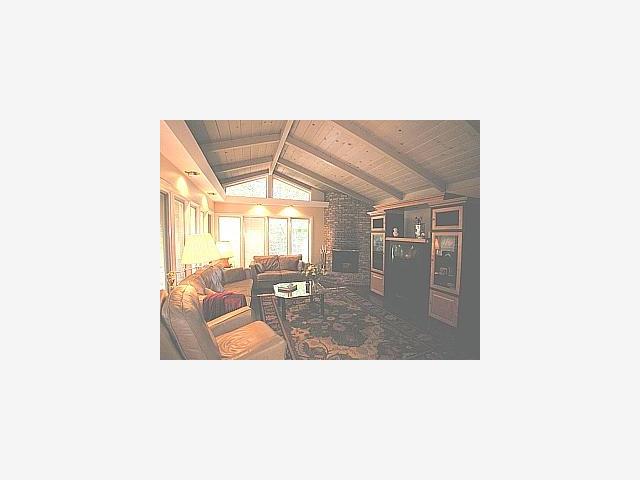 355 Warec Way Los Altos, CA 94022 - Photo 4 of 6 a picture of a living room with a couch