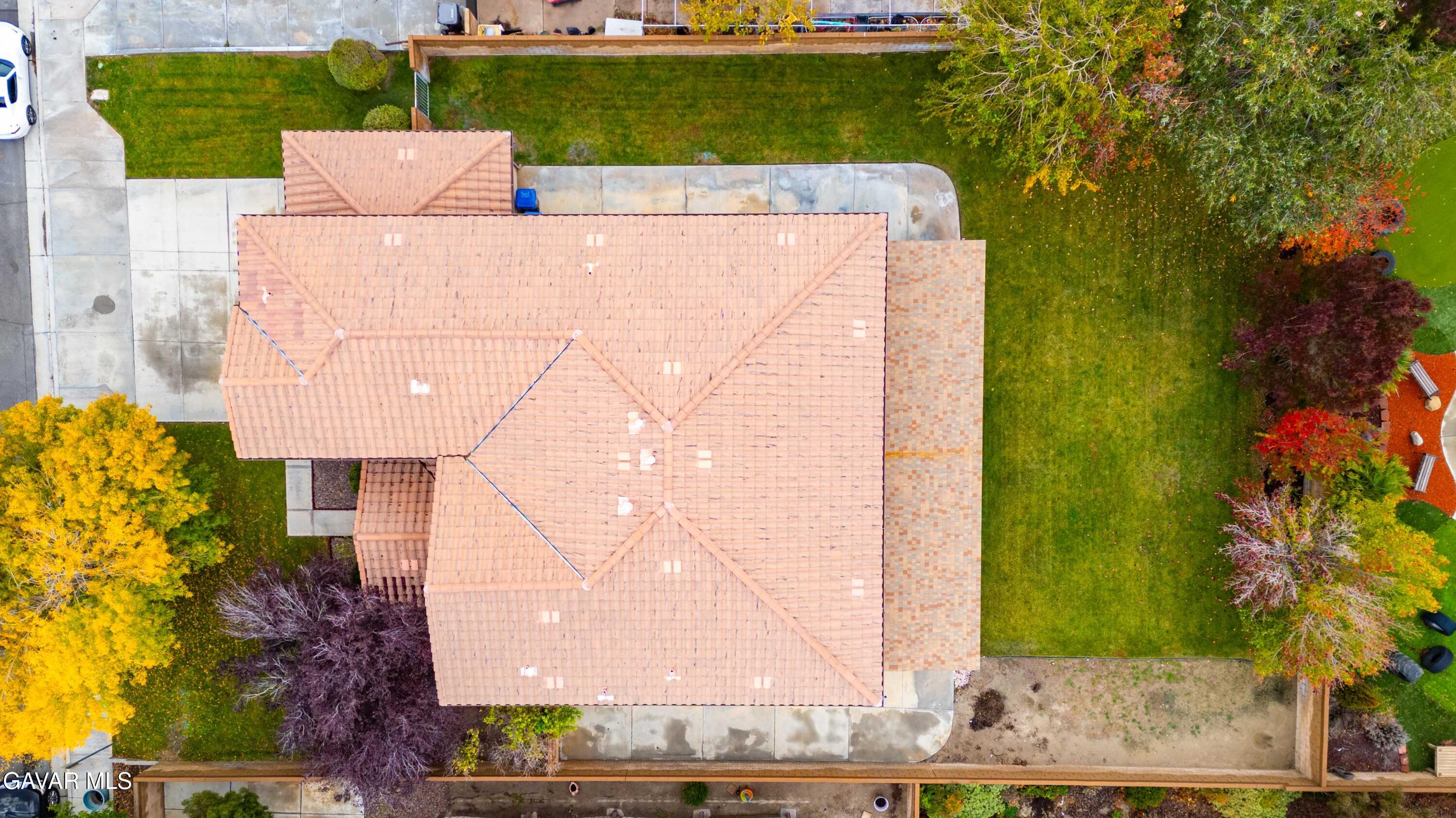 43219 Fanchon Avenue Lancaster, CA 93536 - Photo 51 of 51 front view of a house with a yard
