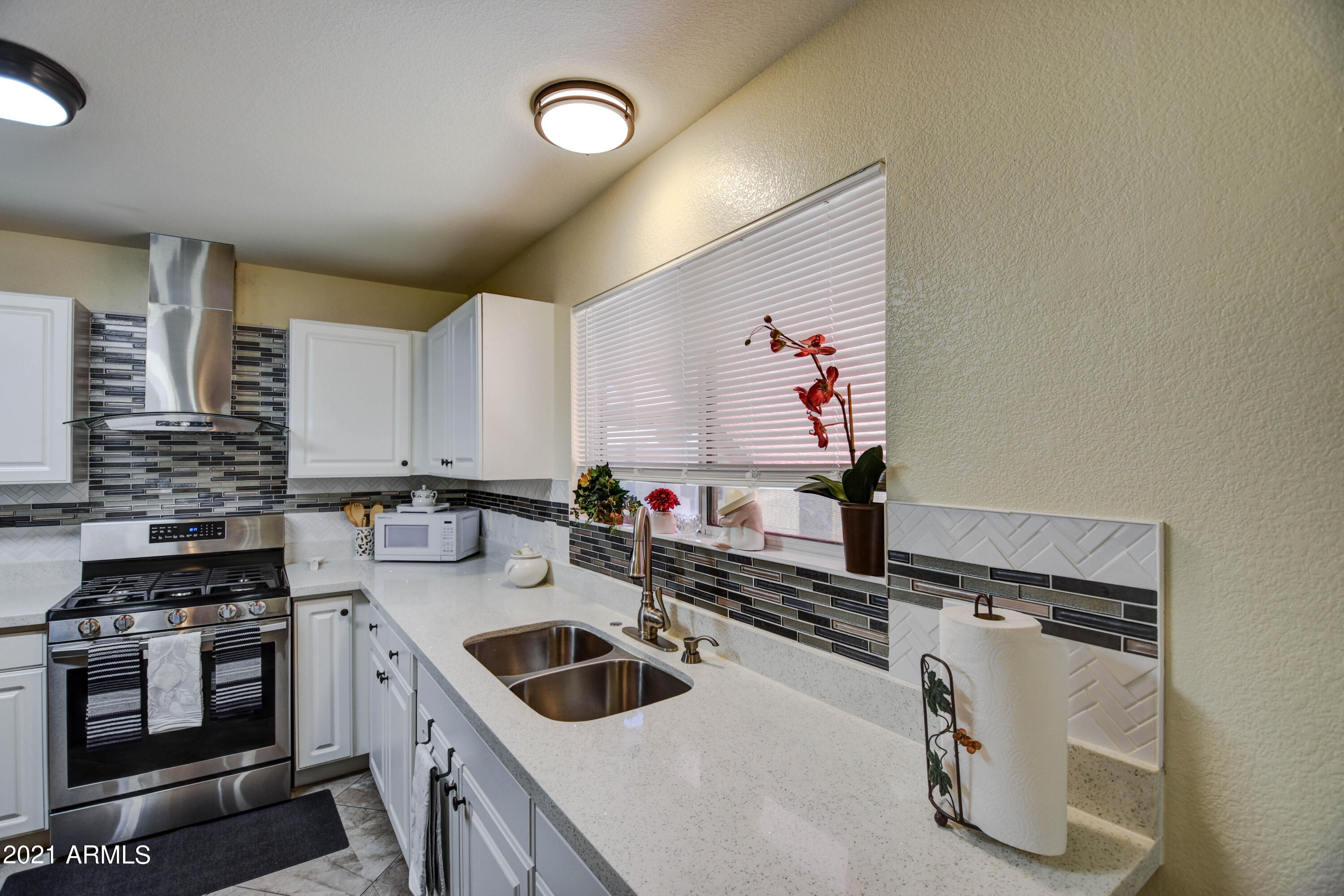1502 East Darrel Road Phoenix, AZ 85042 - Photo 11 of 40 Kitchen 3