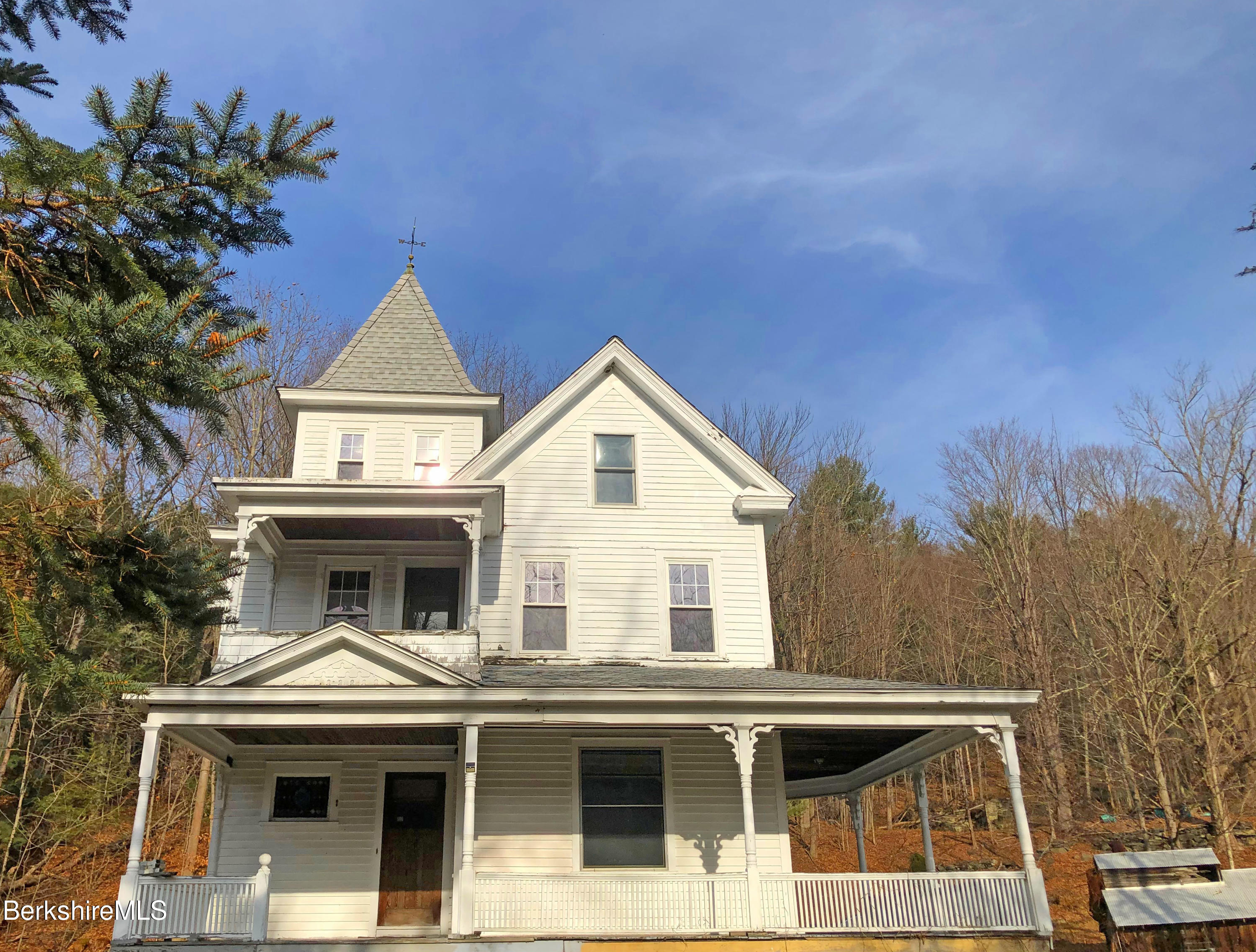 a view of house and outdoor space