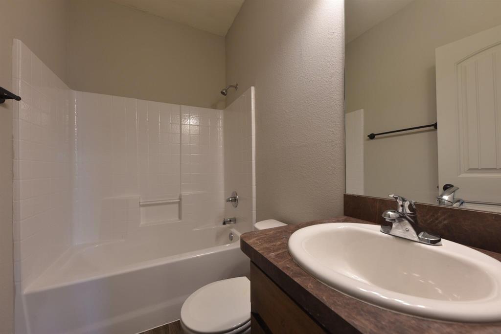 101 Capps Street, Unit B Rio Vista, TX 76093 - Photo 11 of 17 a bathroom with a sink toilet and bathtub
